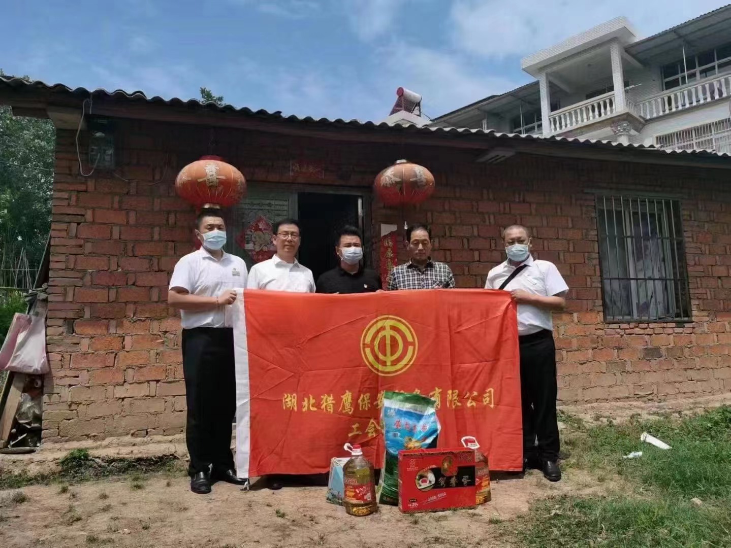 端午節(jié)將至，獵鷹企業(yè)組織員工走進(jìn)鄉(xiāng)村，為老人送去生活物資