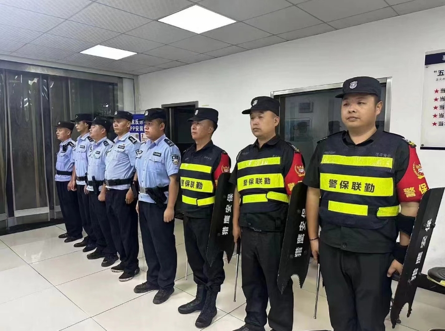 獵鷹保安公司配合車城派出所全力守護(hù)城市“煙火氣”。